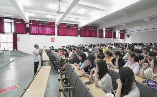 动画与传媒篮球比分老师和学生学习活动现场.jpg